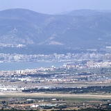 <div align="left"><font size="2"> Ebenfalls von dieser Stelle aus Richtung Palma ist die ganze Bucht zu sehen. Wegen dem Dunst ist dieses Bild elektronisch nachbearbeitet. Die lange gerade Strecke im unterem Bildbereich ist der Flughafen von Palma. <br />